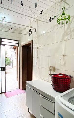 Casa à venda com 283m², 4 quartos e 4 vagas Casa à venda com 283m², 4 quartos e 4 vagasÁrea de Serviço