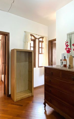 Casa à venda com 283m², 4 quartos e 4 vagas Casa à venda com 283m², 4 quartos e 4 vagasSaleta