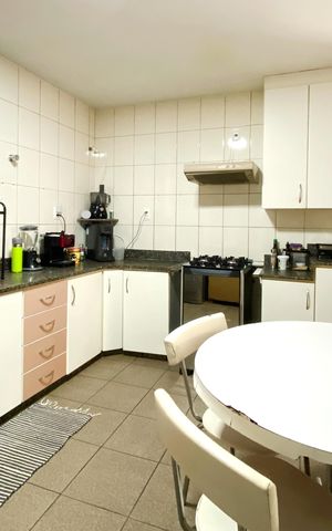 Casa à venda com 283m², 4 quartos e 4 vagas Casa à venda com 283m², 4 quartos e 4 vagasCozinha