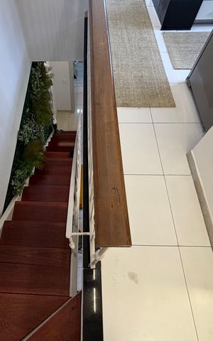 Apartamento para alugar com 100m², 2 quartos e 1 vaga Apartamento para alugar com 100m², 2 quartos e 1 vagaEscada
