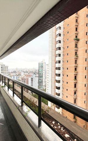 Apartamento à venda com 290m², 5 quartos e 4 vagas Apartamento à venda com 290m², 5 quartos e 4 vagasVaranda da Sala