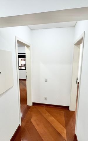 Apartamento à venda com 290m², 5 quartos e 4 vagas Apartamento à venda com 290m², 5 quartos e 4 vagasCopa