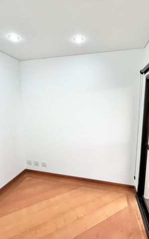 Apartamento à venda com 290m², 5 quartos e 4 vagas Apartamento à venda com 290m², 5 quartos e 4 vagasEscritório
