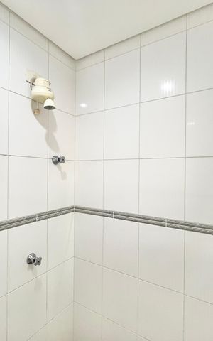 Apartamento à venda com 290m², 5 quartos e 4 vagas Apartamento à venda com 290m², 5 quartos e 4 vagasBanheiro de serviço