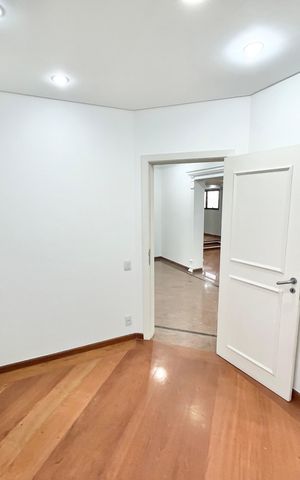 Apartamento à venda com 290m², 5 quartos e 4 vagas Apartamento à venda com 290m², 5 quartos e 4 vagasEscritório