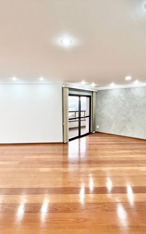 Apartamento à venda com 290m², 5 quartos e 4 vagas Apartamento à venda com 290m², 5 quartos e 4 vagasSala
