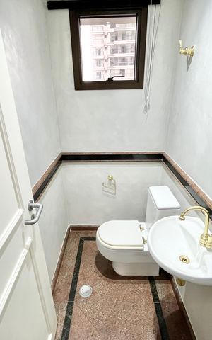 Apartamento à venda com 290m², 5 quartos e 4 vagas Apartamento à venda com 290m², 5 quartos e 4 vagasLavabo