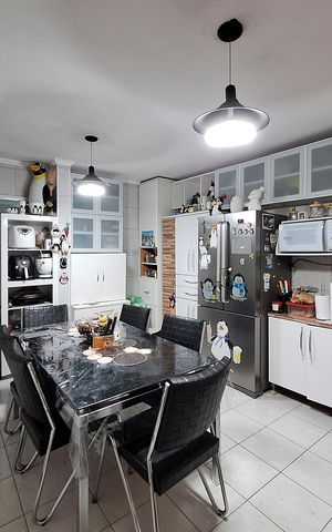 Casa à venda com 196m², 2 quartos e 2 vagas Casa à venda com 196m², 2 quartos e 2 vagasCozinha