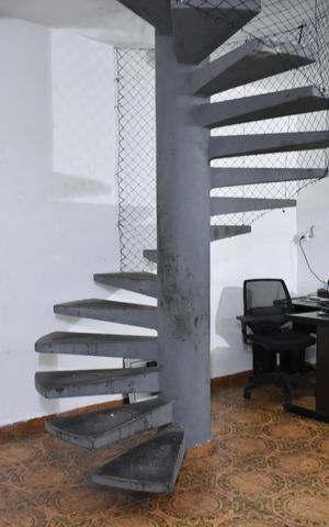 Casa à venda com 120m², 2 quartos e 2 vagasEscada