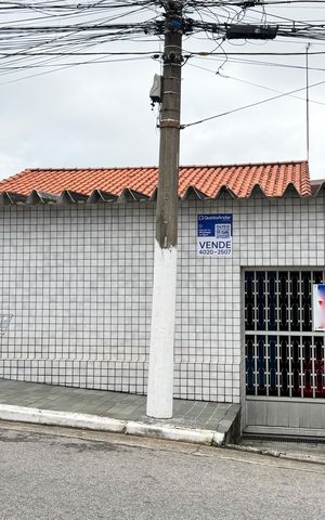 Casa à venda com 350m², 3 quartos e 3 vagas Casa à venda com 350m², 3 quartos e 3 vagasFachada