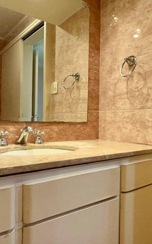 Apartamento à venda com 107m², 3 quartos e 1 vaga Apartamento à venda com 107m², 3 quartos e 1 vagaBanheiro