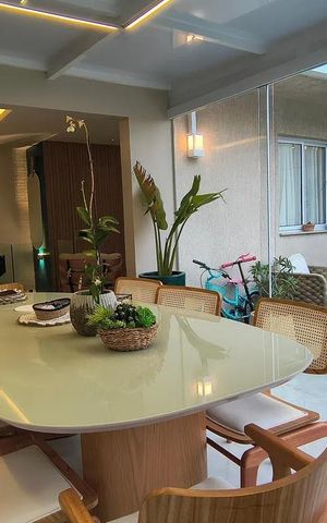 Apartamento à venda com 150m², 5 quartos e 2 vagas Apartamento à venda com 150m², 5 quartos e 2 vagasSala de estar com piano e varanda com móveis de madeira e plantas.