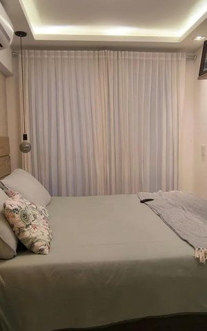 Apartamento à venda com 150m², 5 quartos e 2 vagas Apartamento à venda com 150m², 5 quartos e 2 vagasQuarto simples com cama de casal, TV e ar condicionado, iluminado por lâmpadas de design.