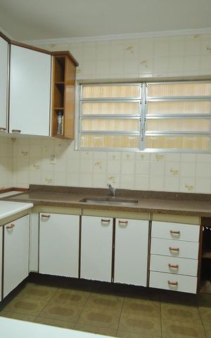 Casa à venda com 133m², 3 quartos e 2 vagasCozinha 