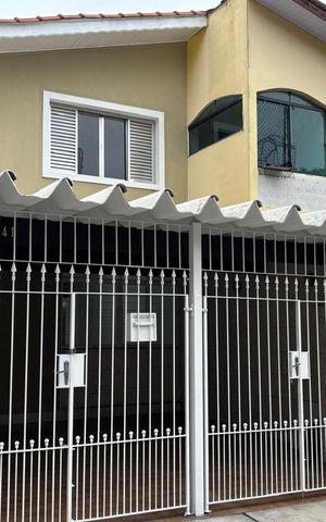 Casa à venda com 133m², 3 quartos e 2 vagas Casa à venda com 133m², 3 quartos e 2 vagasFachada