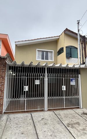 Casa à venda com 133m², 3 quartos e 2 vagas Casa à venda com 133m², 3 quartos e 2 vagasFachada