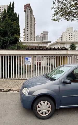 Casa para alugar com 267m², 4 quartos e 5 vagas Casa para alugar com 267m², 4 quartos e 5 vagasFachada