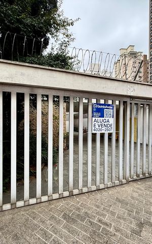 Casa para alugar com 267m², 4 quartos e 5 vagas Casa para alugar com 267m², 4 quartos e 5 vagasFachada