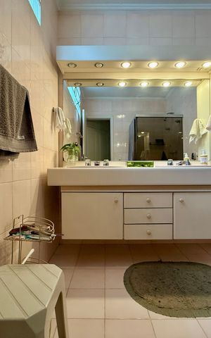 Casa para alugar com 267m², 4 quartos e 5 vagas Casa para alugar com 267m², 4 quartos e 5 vagasBanheiro Suíte 1
