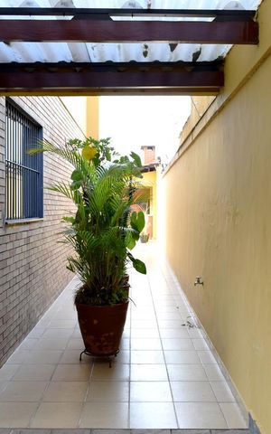 Casa para alugar com 351m², 4 quartos e 5 vagasLateral