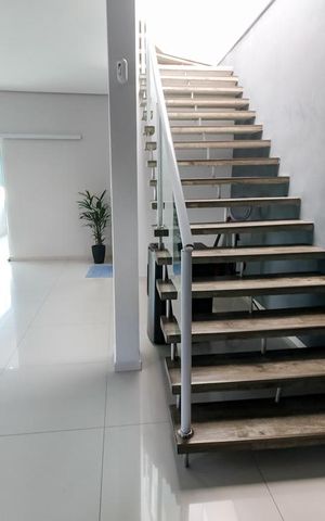 Casa de condomínio à venda com 250m², 3 quartos e 4 vagas Casa de condomínio à venda com 250m², 3 quartos e 4 vagasCorredor