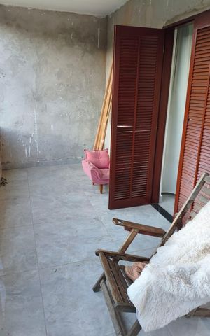 Casa à venda com 700m², 4 quartos e 4 vagas Casa à venda com 700m², 4 quartos e 4 vagasVaranda
