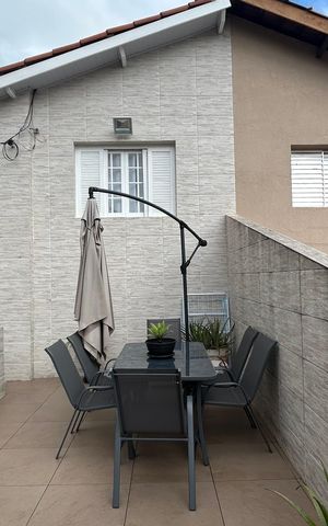 Casa à venda com 120m², 3 quartos e 2 vagas Casa à venda com 120m², 3 quartos e 2 vagasTerraço