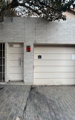 Casa à venda com 120m², 3 quartos e 2 vagas Casa à venda com 120m², 3 quartos e 2 vagasFachada
