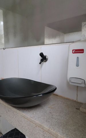 Casa para alugar com 650m², 3 quartos e 2 vagasBanheiro da piscina