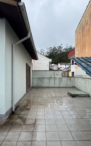 Casa à venda com 256m², 4 quartos e 3 vagas Casa à venda com 256m², 4 quartos e 3 vagasVaranda - Quartos