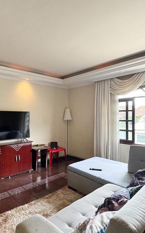 Casa à venda com 256m², 4 quartos e 3 vagas Casa à venda com 256m², 4 quartos e 3 vagasSala