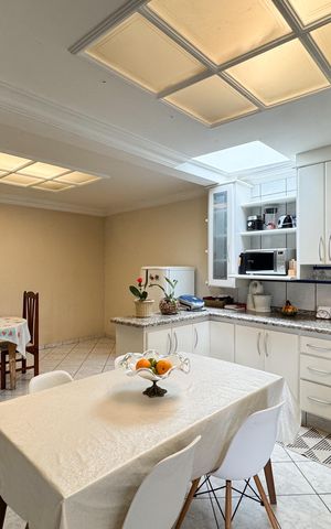 Casa à venda com 256m², 4 quartos e 3 vagas Casa à venda com 256m², 4 quartos e 3 vagasCozinha