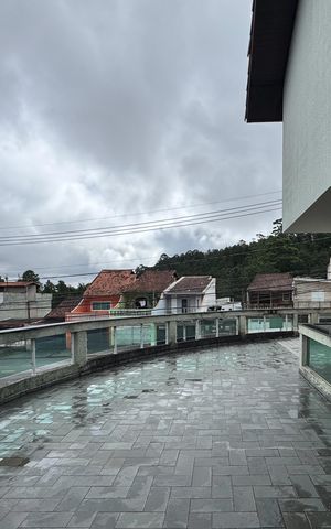 Casa à venda com 256m², 4 quartos e 3 vagas Casa à venda com 256m², 4 quartos e 3 vagasSacada