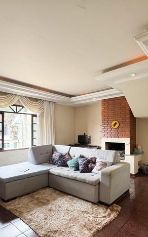 Casa à venda com 256m², 4 quartos e 3 vagas Casa à venda com 256m², 4 quartos e 3 vagasSala