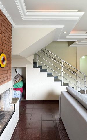 Casa à venda com 256m², 4 quartos e 3 vagas Casa à venda com 256m², 4 quartos e 3 vagasSala