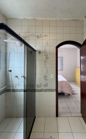 Casa à venda com 256m², 4 quartos e 3 vagas Casa à venda com 256m², 4 quartos e 3 vagasBanheiro - Suíte
