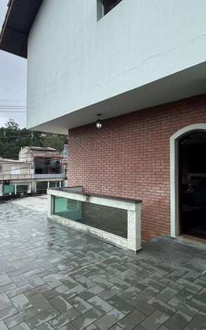 Casa à venda com 256m², 4 quartos e 3 vagas Casa à venda com 256m², 4 quartos e 3 vagasSacada