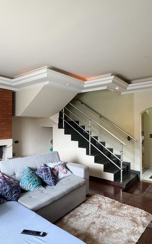 Casa à venda com 256m², 4 quartos e 3 vagas Casa à venda com 256m², 4 quartos e 3 vagasSala