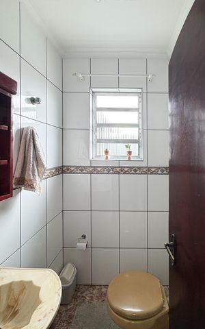 Casa à venda com 256m², 4 quartos e 3 vagas Casa à venda com 256m², 4 quartos e 3 vagasLavabo 2