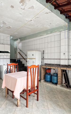 Casa à venda com 256m², 4 quartos e 3 vagas Casa à venda com 256m², 4 quartos e 3 vagasÁrea - Churrasqueira