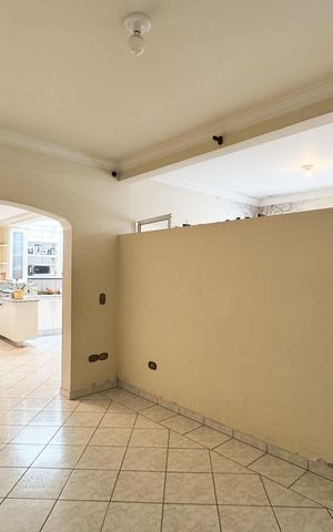 Casa à venda com 256m², 4 quartos e 3 vagas Casa à venda com 256m², 4 quartos e 3 vagasCopa