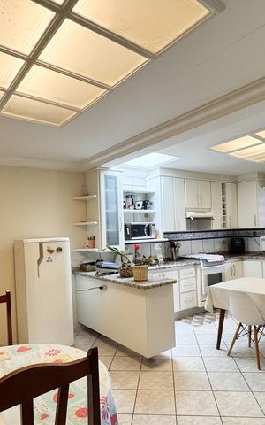 Casa à venda com 256m², 4 quartos e 3 vagas Casa à venda com 256m², 4 quartos e 3 vagasCozinha