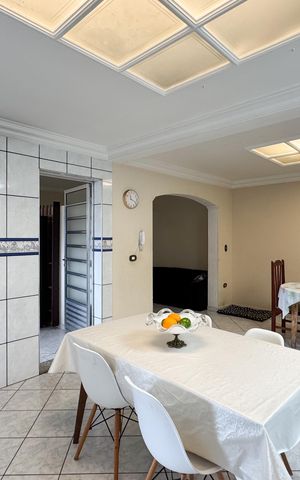 Casa à venda com 256m², 4 quartos e 3 vagas Casa à venda com 256m², 4 quartos e 3 vagasCozinha