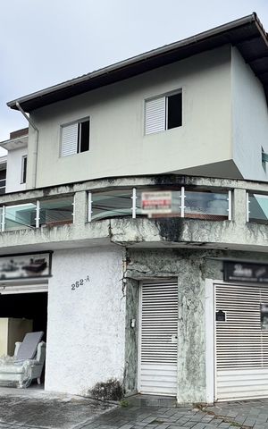 Casa à venda com 256m², 4 quartos e 3 vagas Casa à venda com 256m², 4 quartos e 3 vagasFachada