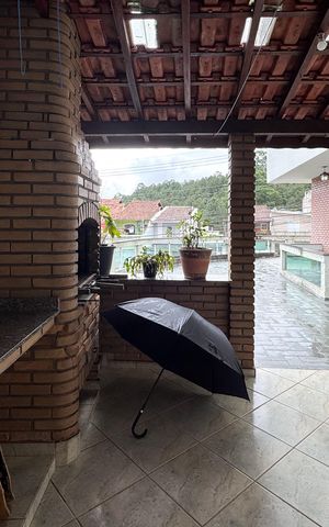 Casa à venda com 256m², 4 quartos e 3 vagas Casa à venda com 256m², 4 quartos e 3 vagasÁrea - Churrasqueira