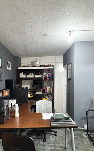 Casa à venda com 256m², 4 quartos e 3 vagas Casa à venda com 256m², 4 quartos e 3 vagasEscritório