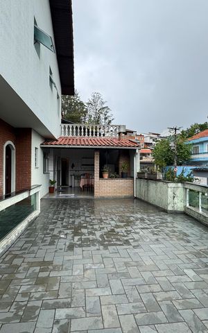 Casa à venda com 256m², 4 quartos e 3 vagas Casa à venda com 256m², 4 quartos e 3 vagasSacada