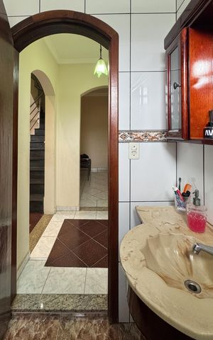 Casa à venda com 256m², 4 quartos e 3 vagas Casa à venda com 256m², 4 quartos e 3 vagasLavabo 2