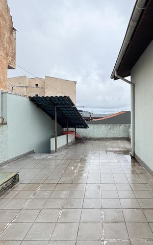 Casa à venda com 256m², 4 quartos e 3 vagas Casa à venda com 256m², 4 quartos e 3 vagasVaranda - Quartos