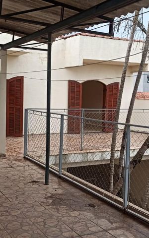 Casa à venda com 400m², 4 quartos e 4 vagas Casa à venda com 400m², 4 quartos e 4 vagasVaranda